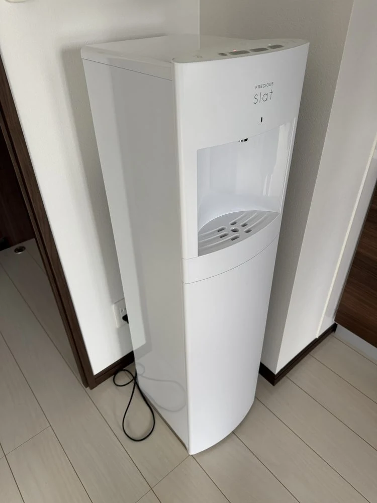 斜めから見たスラット。右側の壁とのすき間と、うしろのコンセント
