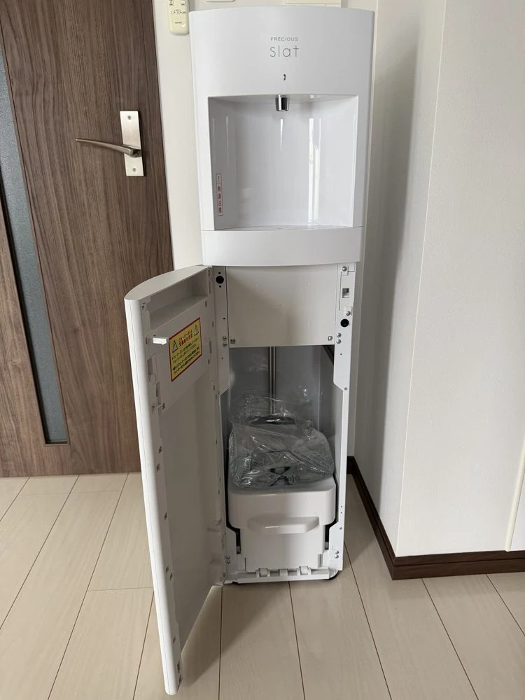 スラットの下の扉を開けたところ。ボトルは引き出し式の台にのっている