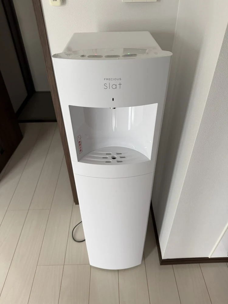 一人暮らしの部屋の壁ぎわに置いた白いフレシャス スラット