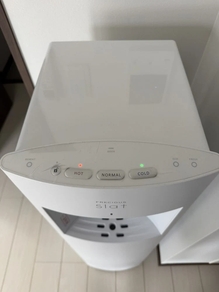 スラットの上のパネル。HOT・NORMAL・COLDのボタンと、REHEAT・ECO・FRESHのボタン